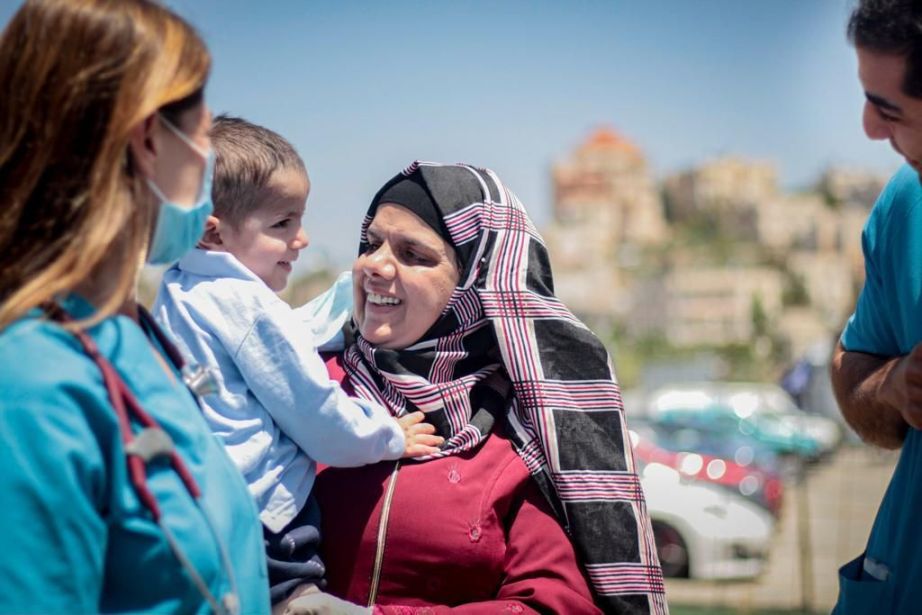En brazos de su mamá, de regreso en Ramallah