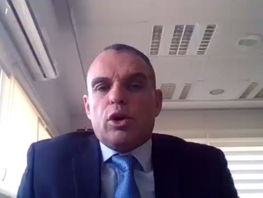 Oded Ravivi, intendente de Efrat, en rueda de prensa por Zoom
