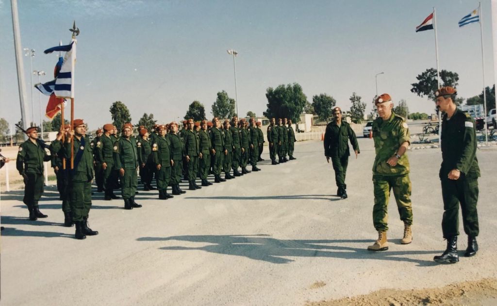 Pasando revista al Contingente Uruguayo con el Comandante de la MFO en el Día de la Independencia de Uruguay, 25 de agosto de 1999.