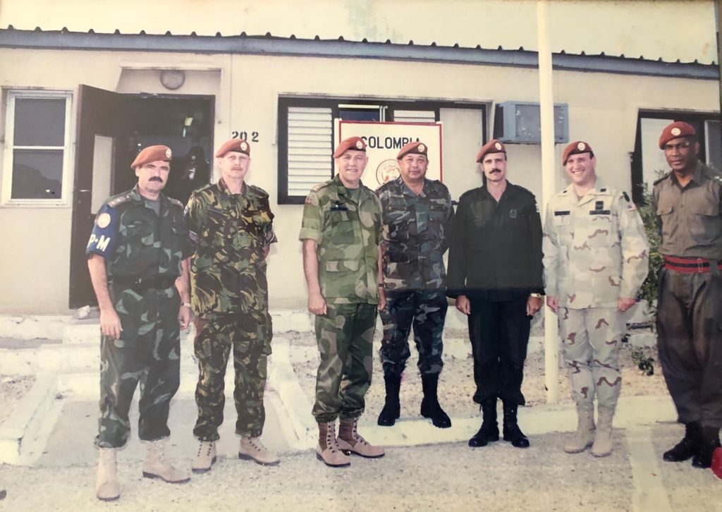 Los comandantes de los contingentes de la MFO. De izquierda a derecha: Hungría, Nueva Zelanda, Noruega (Cte MFO), Colombia, el Cnel. Locattelli de Uruguay, Estados Unidos, Islas Fiji