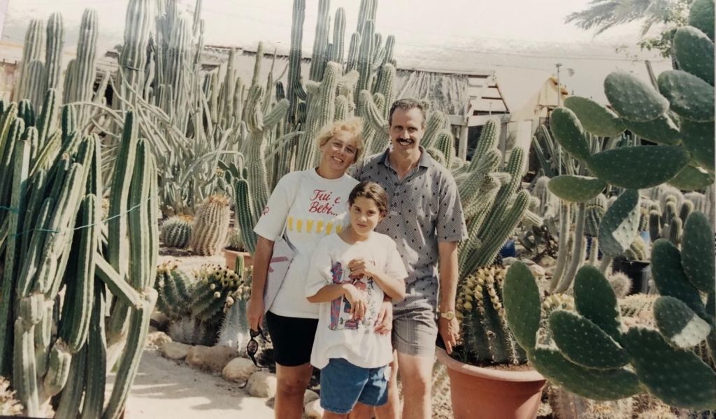 Con la esposa y la hija en el vivero de cactus del kibutz de amigos uruguayos junto al Mar Muerto