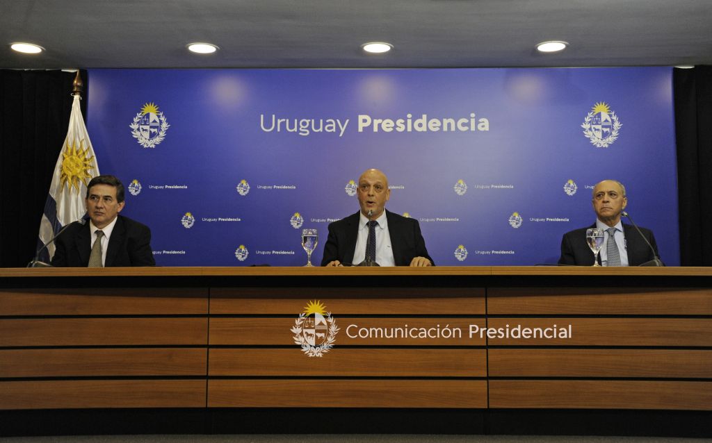 El Grupo Asesor Científico Honorario, en la rueda de prensa brindada hace pocos días en Presidencia. De izquierda a derecha: Ingeniero Fernando Paganini, Profesor Rafael Radi (Coordinador del Grupo) y el Profesor Henry Cohen