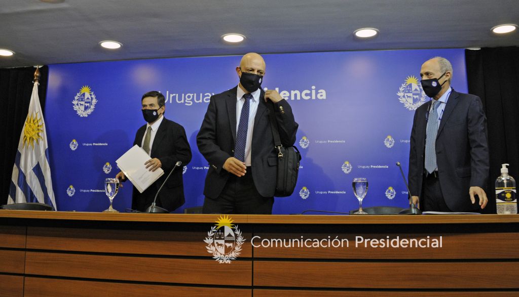 Predicar con el ejemplo. Apenas terminaron de hablar, volvieron al tapabocas.