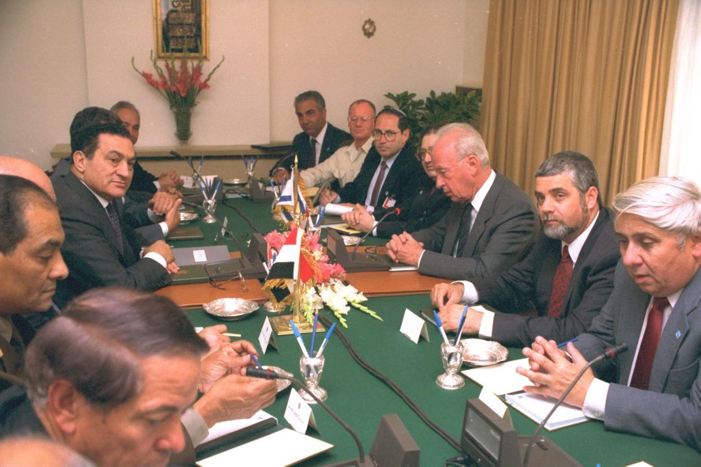 En Ismailya, Egipto, como Secretario militar del entonces Premier Itzjak Rabin, en un encuentro con el Presidente Husni Mubarak (Foto: Tzvika Israeli, GPO)