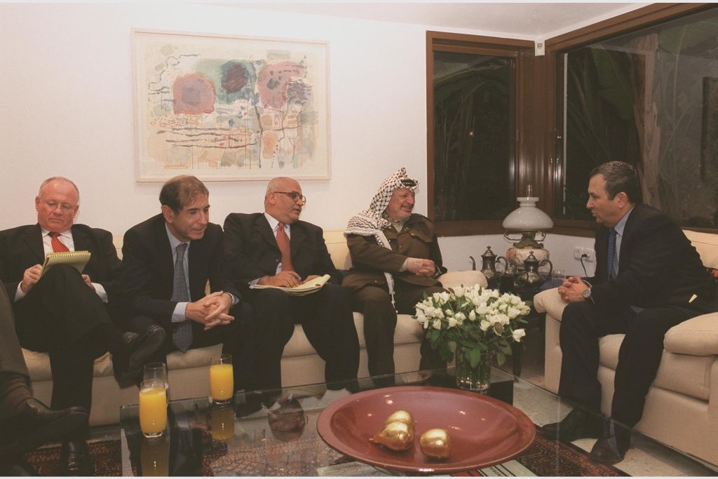 Yatom, a la izquierda, junto al entonces Canciller israelí Shlomo Ben-Ami, el negociador palestino Saeb Erekat, al jefe de la OLP y Presidente de la Autoridad Palestina Yasser Arafat y el Primer Ministro israelí Ehud Barak. en la casa particular de este último en Kohav Yair (Foto: Amos Ben Gershom, GPO)