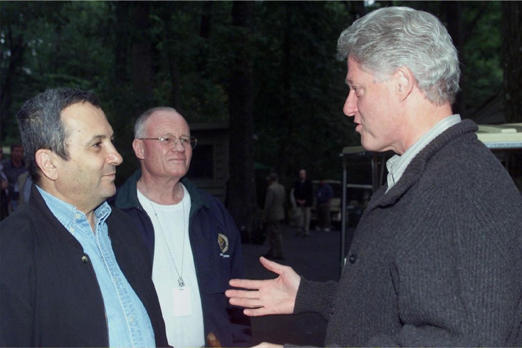 En la cumbre de Camp David, junto al Premier Ehud Barak y al Presidente norteamericano Bill Clinton (Foto: Casa Blanca)