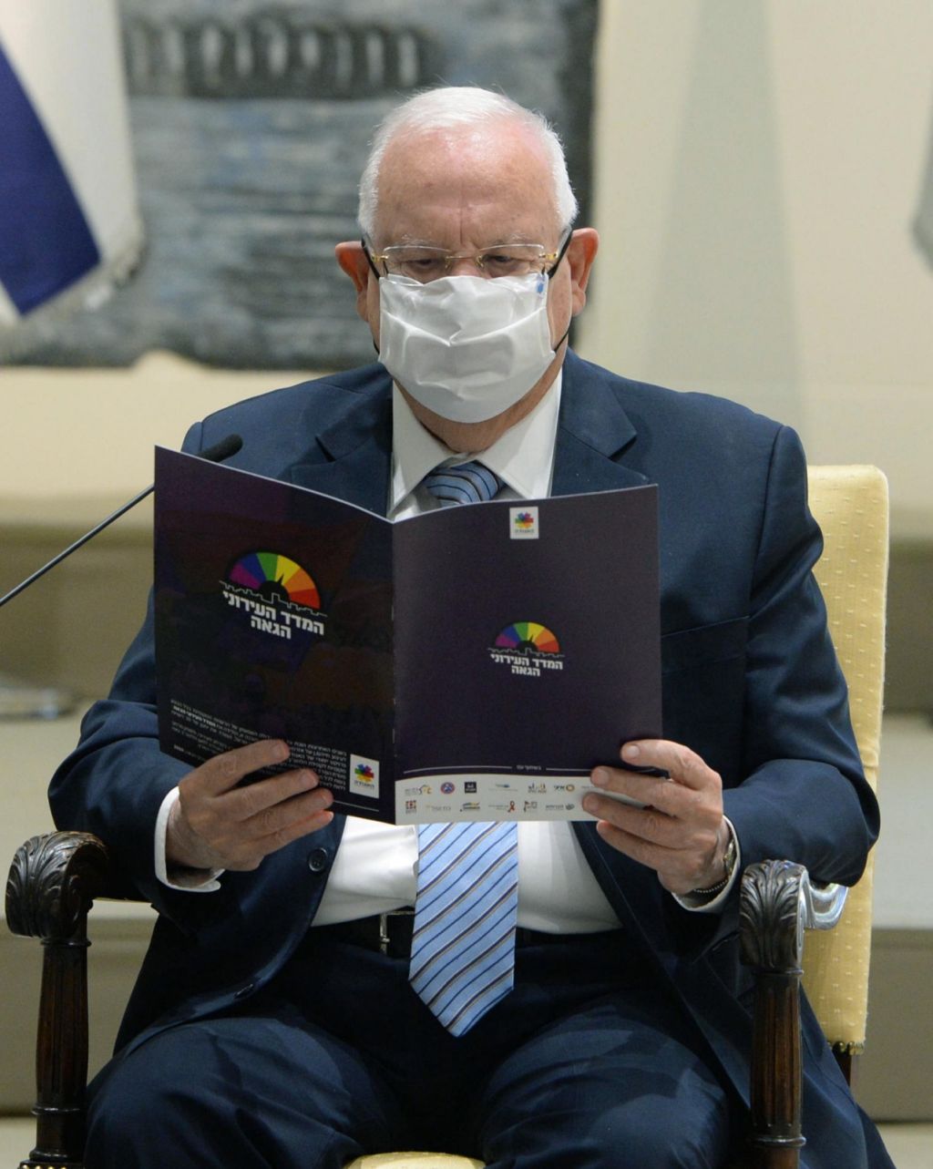 El Presidente, leyendo el informe