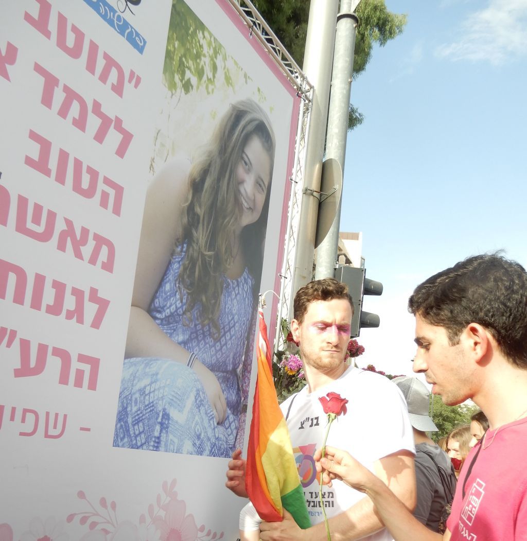 Homenaje a Shira Banki el año pasado, durante la marcha gay, en la esquina en la que fue asesinada