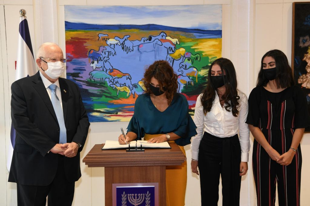 La Embajadora Margarita Eliana Manjarrez Herrera, de Colombia, junto a sus dos hijas, firmando el libro de visitas de la residencia oficial del Presidente de Israel