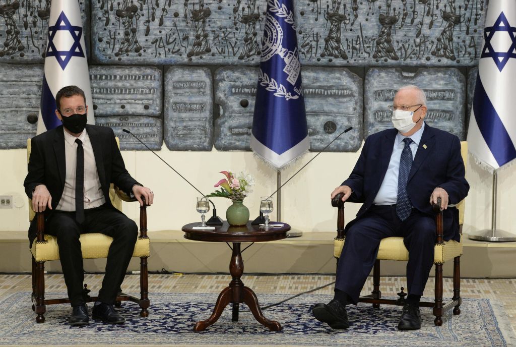 El Presidente formuló sus declaraciones durante un encuentro con representantes de los asistentes sociales, al finalizar la huelga que habían declarado hace algunas semanas. Aquí, Rivlin junto al Ministro de Bienestar Social Itzik Shmuli. (Foto: Mark Neyman, GPO)
