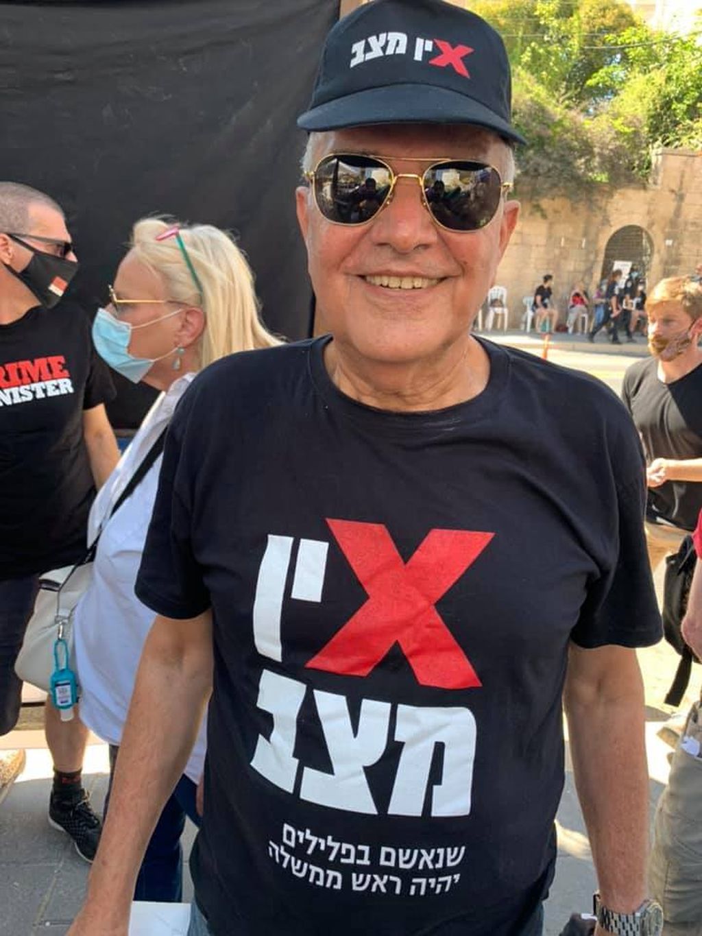 Dan Halutz, ex Comandante en Jefe de las Fuerzas de Defensa de Israel, que se sumó a los manifestantes. Aquí lleva puesta la remera con la marca de la protesta: Ein Matzav,
