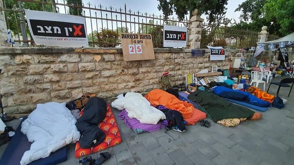 Esta foto fue tomada por Amir Haskel cuando hacía 25 días que estaban instalados en Balfour. Este es el texto con que la acompañó: