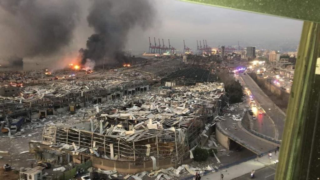 Destrucción en el puerto de Beirut y daños en gran parte de la ciudad