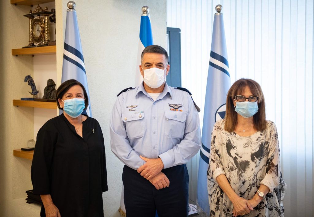 El General Amikam Norkin junto a Anki Spitzer (izq), viuda del entrenador de esgrima Andre Spitzer, y a Ilana Romano, viuda del levantador de pesas Iosef Romano (Foto: Dover Tzahal)