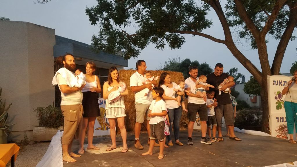 En la fiesta de Shavuot, en todos los kibutzim se hace la “presentación en público” de los bebés nacidos el último año. Son las “primicias” más importantes. Esta foto es del Kibutz Gshur en el sur del Golan.