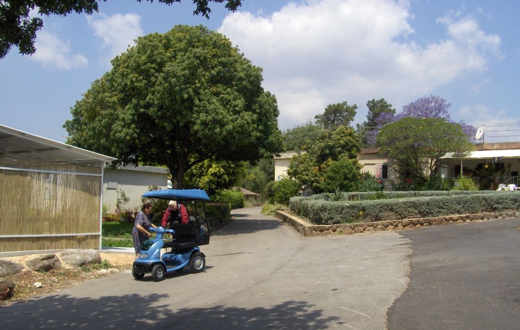 Un barrio de “vatikim”, veteranos del kibutz Ashdot Yaakov Meujad, con el nuevo transporte para trasladarse dentro del kibutz