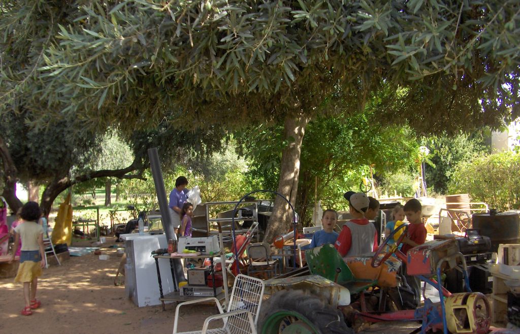 Niños jugando en el “jatzar grutaot” (el patio de la chatarra, cosas en desuso) del jardín de infantes (gan ieladím) de Hokuk