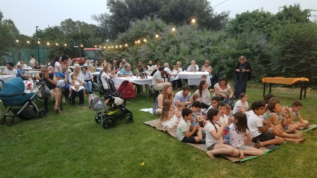 Jag Hameshek”, en los festejos por los 70 años del Kibutz Neve Eitan en el Valle de Beit Shean. De fondo, la plantación de aceitunas