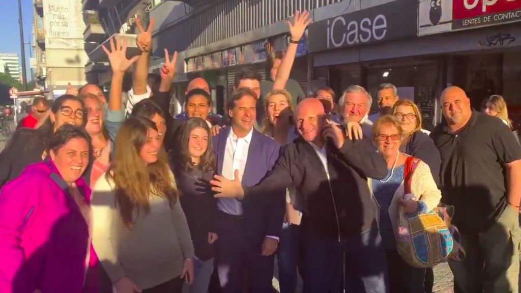 Selfie con el entonces Presidente electo Luis Lacalle Pou y varios ciudadanos que se sumaron, 5 de diciembre 2019, tras una entrevista en "Malos Pensamientos"