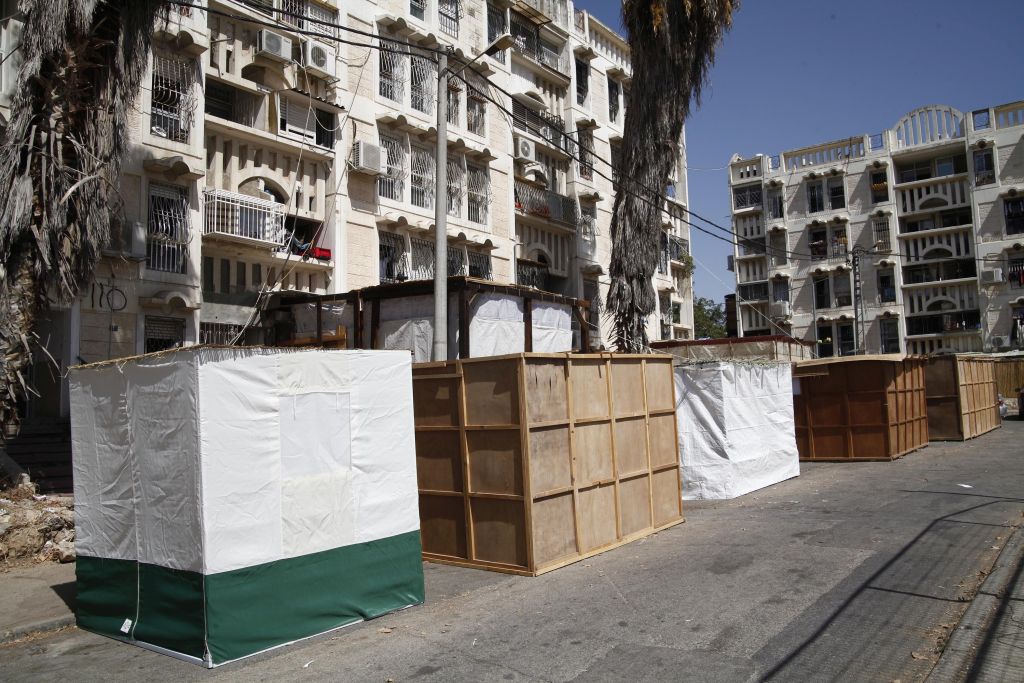 Sucot (plural de Sucá), en un barrio religioso de Jerusalem (Foto: Ariel Jerozolimski)