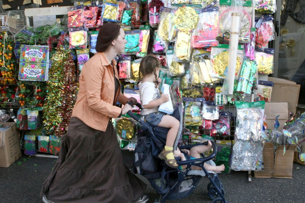 El barrio Gueula de Jerusalem, repleto de adornos para la Sucá. Esta foto fue tomada años atrás, antes de la pandemia (Foto: Ariel Jerozolimski)