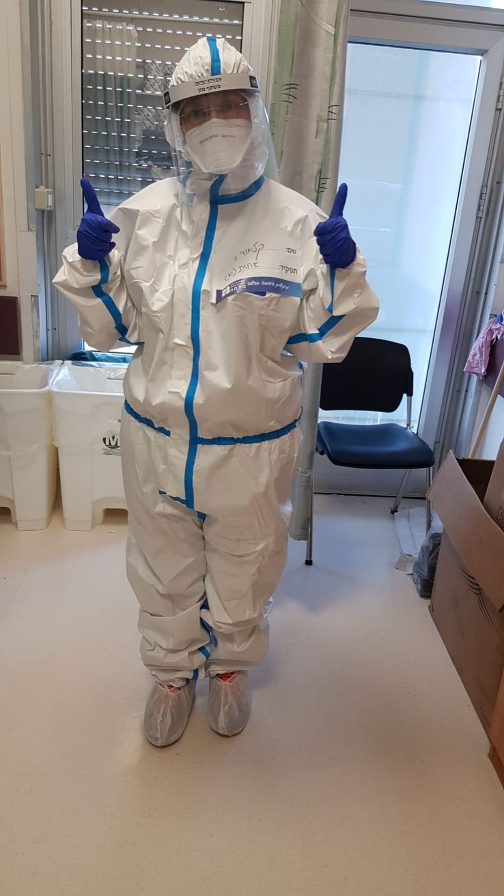 Así se viste y así tiene que trabajar cuando está en el departamento de Coronavirus
