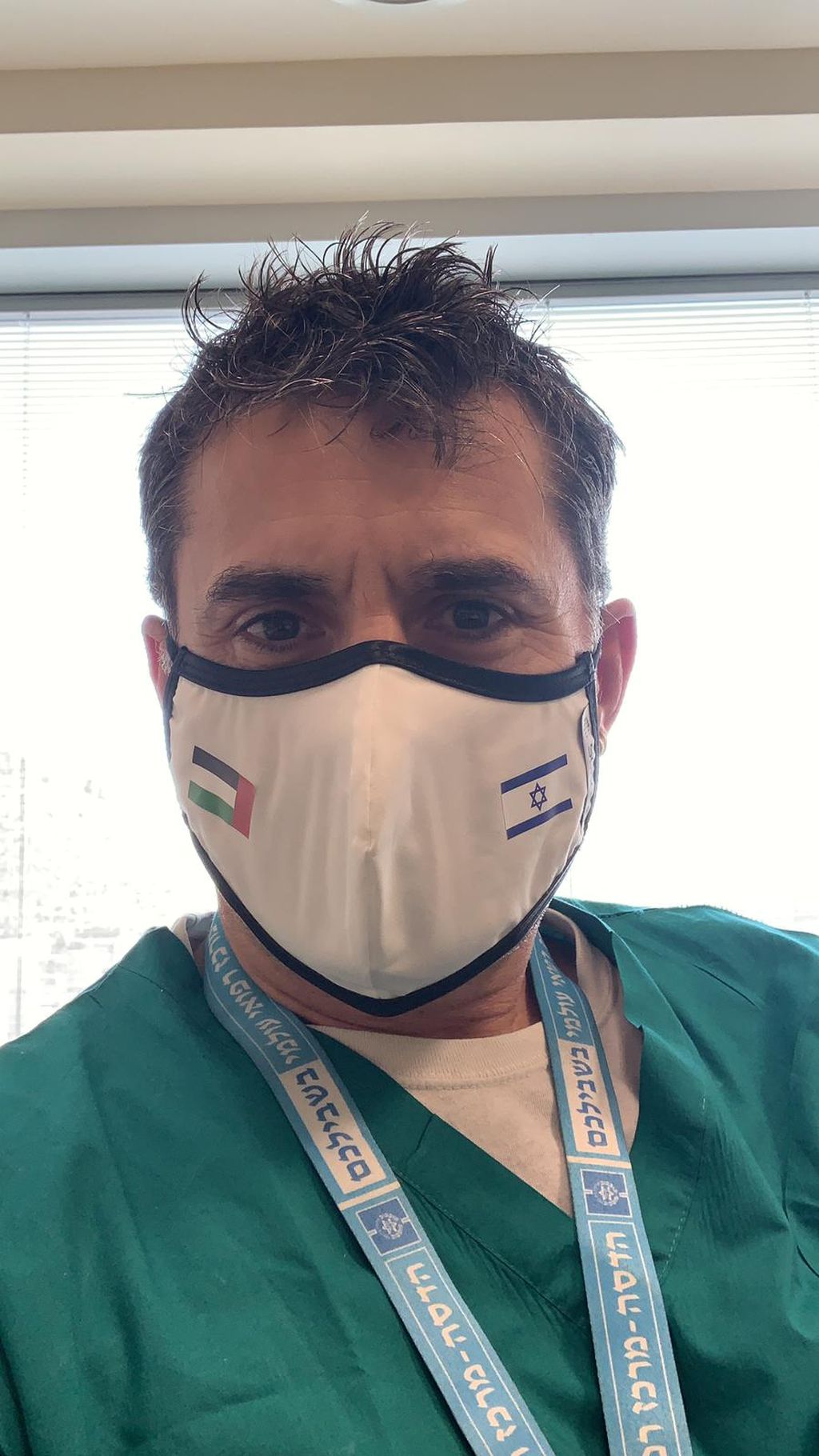 El Dr. Uri Pollak, con un mensaje especial en su propia máscara