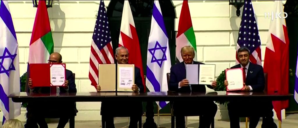 El Presidente Trump, el Premier Netanyahu y los Cancilleres de los Emiratos y Bahrein, en la firma en Washington