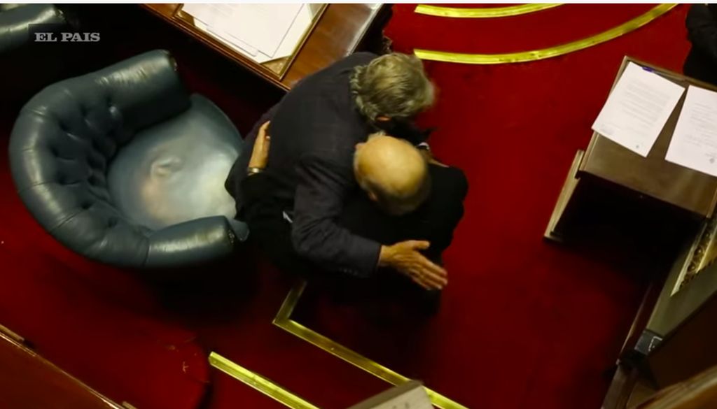 El abrazo entre ambos Senadores y ex Presidentes, publicado en Youtube por El País