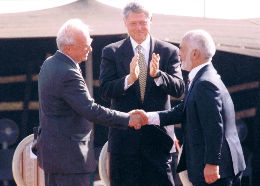Rabin, Clinton y Hussein en la Aravá, en la firma del acuerdo de paz entre Israel y Jordania, 26 de octubre de 1994