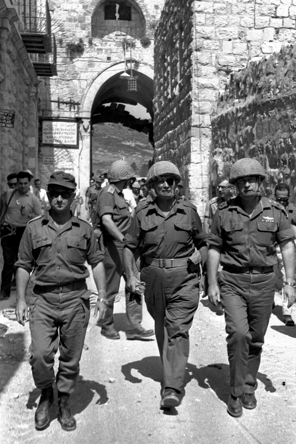 Rabin, como Comandante en Jefe de Tzahal, en la Guerra de los Seis días, en la Ciudad Vieja de Jerusalem, junto al Ministro de Defensa Moshe Dayan y al jefe del Comando central Uzi Narkis (Foto: Archivo de Tzahal)