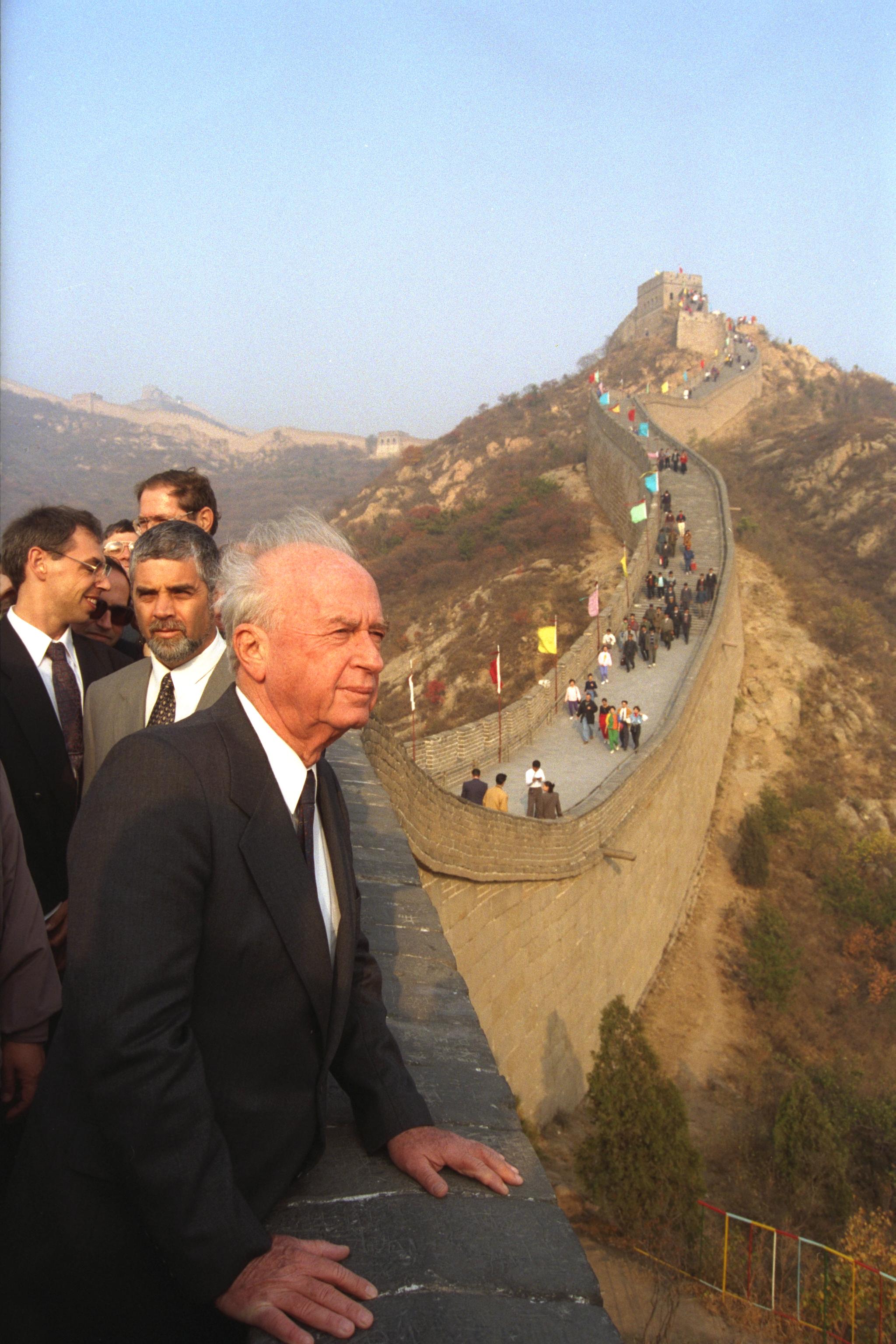 Rabin en la muralla china (Foto: Yaakov Saar, GPO)
