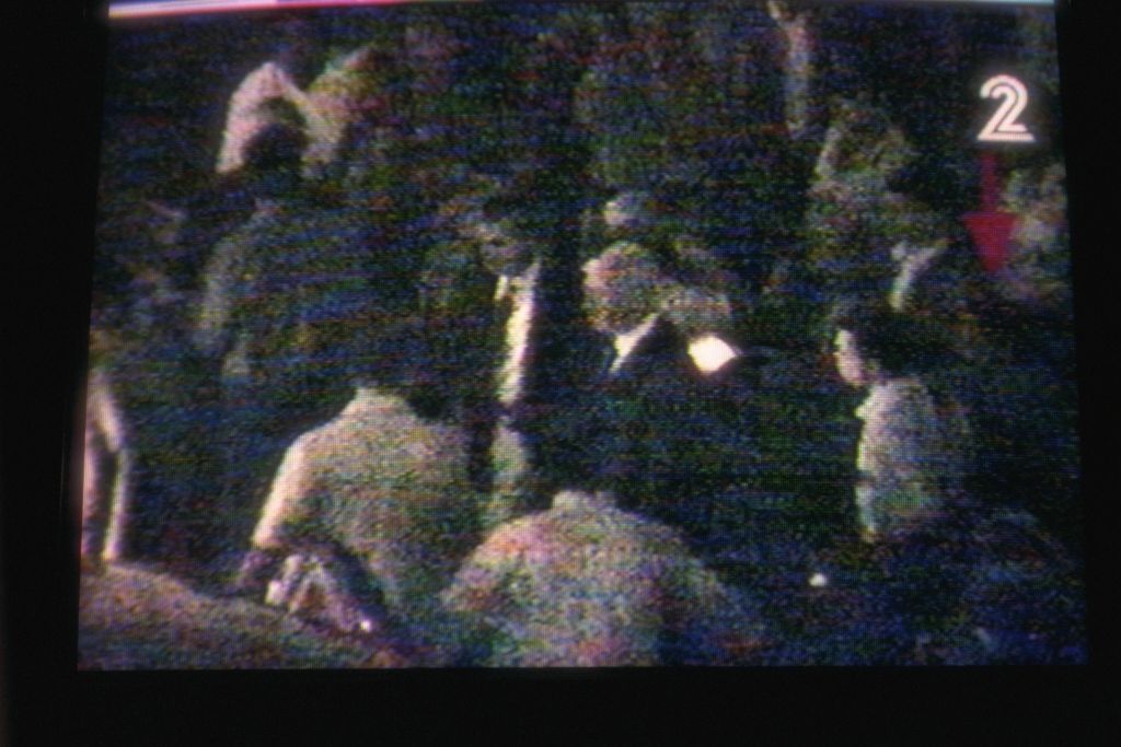El asesinato. Se ve el fulgor de los disparos. (Foto: captura de pantalla del Canal 2 )