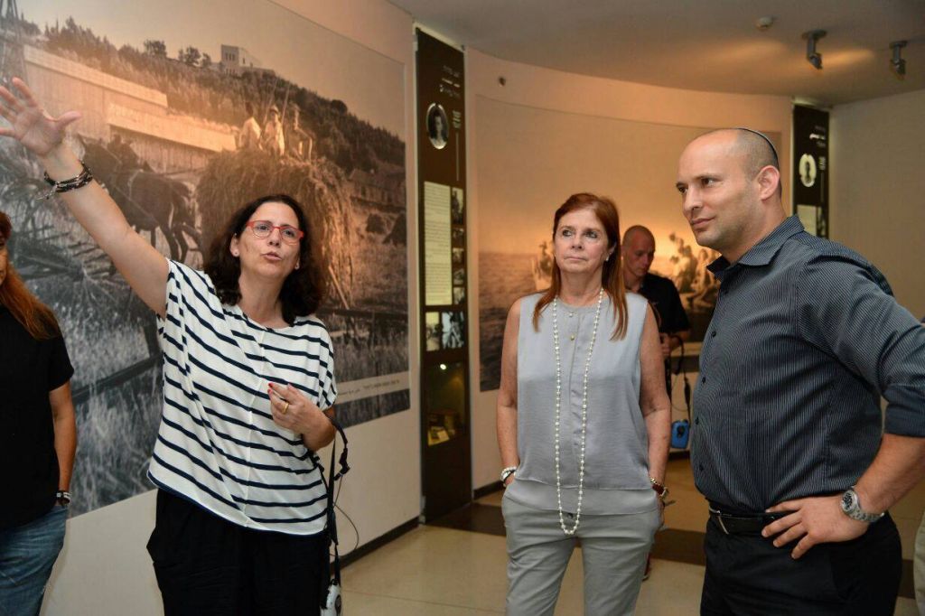 Nurit, en el museo, en una recorrida que Dalia Rabin organizó para el ex Ministro de Educación y hoy jefe del partido Yemina Naftali Bennett, años atrás (Foto: Centro Rabin)