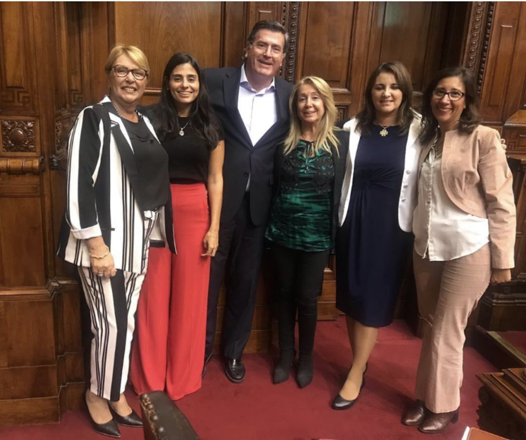 En el último día en el Senador, con varias legisladoras coloradas. De izquierda a derecha: Senadora Graciela Matiaude, Diputadas Valentina Rapela, Susana Montaner, Cecilia Eguiluz y Carina Diaz