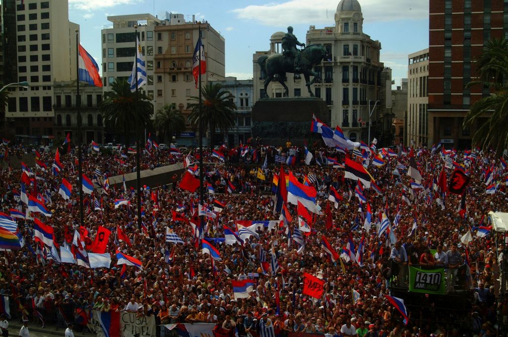 Celebración del Frente Amplio en la Plaza Independencia cuando asumió por primera vez el Dr. Vázquez como Presidente (Foto: Comunicaciones Frente Amplio)