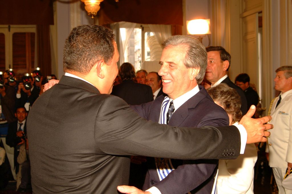 El abrazo entre Vázquez y Chávez cuando la asunción presidencial (Foto: Presidencia)