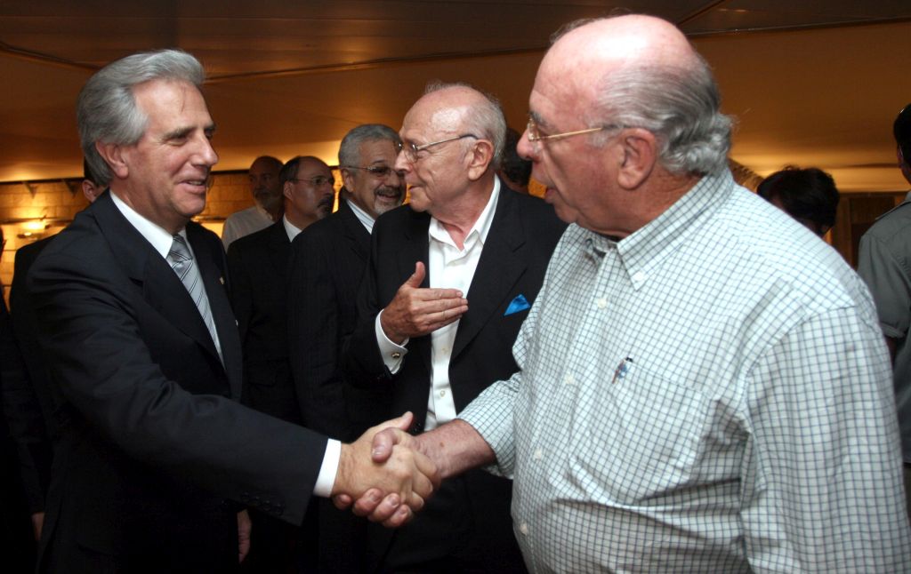 El entonces Presidente de la República Dr. Tabaré Vázquez , en la recepción de la colectividad uruguaya realizada en el Teatro Jerusalem durante la visita oficial a Israel (2008) junto al Dr. José Fosman z’’l y otro de los uruguayos participantes.