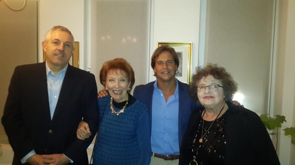 El Embajador Bernardo Greiver, Esther Gimelfarb, el hoy Presidente de la República Luis Lacalle Pou y Perla Bawnik Presidenta de La Fundación