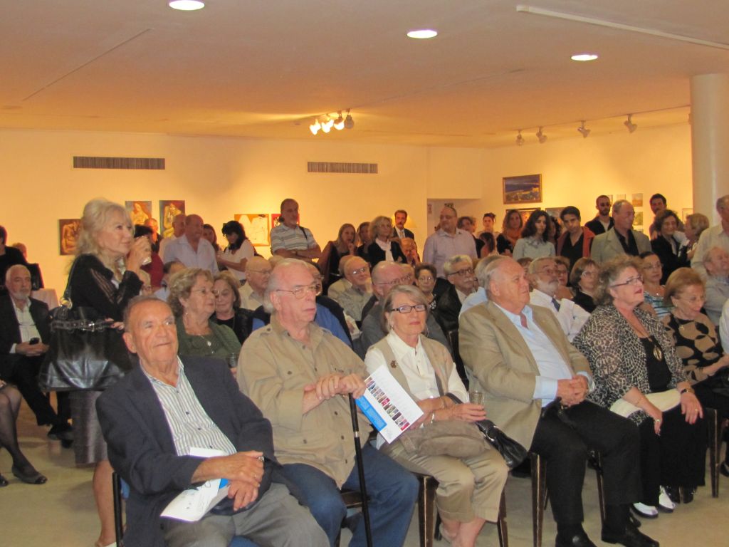 Parte del público asistente a la inauguración de la Muestra de Plásticos Uruguayos residentes en Israel en el Teatro Givatayim.