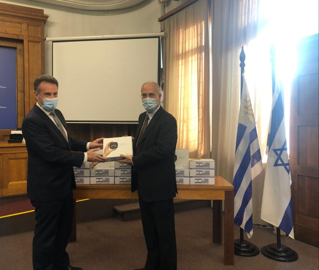 Con el Ministro Daniel Salinas, tas una donación al MSP