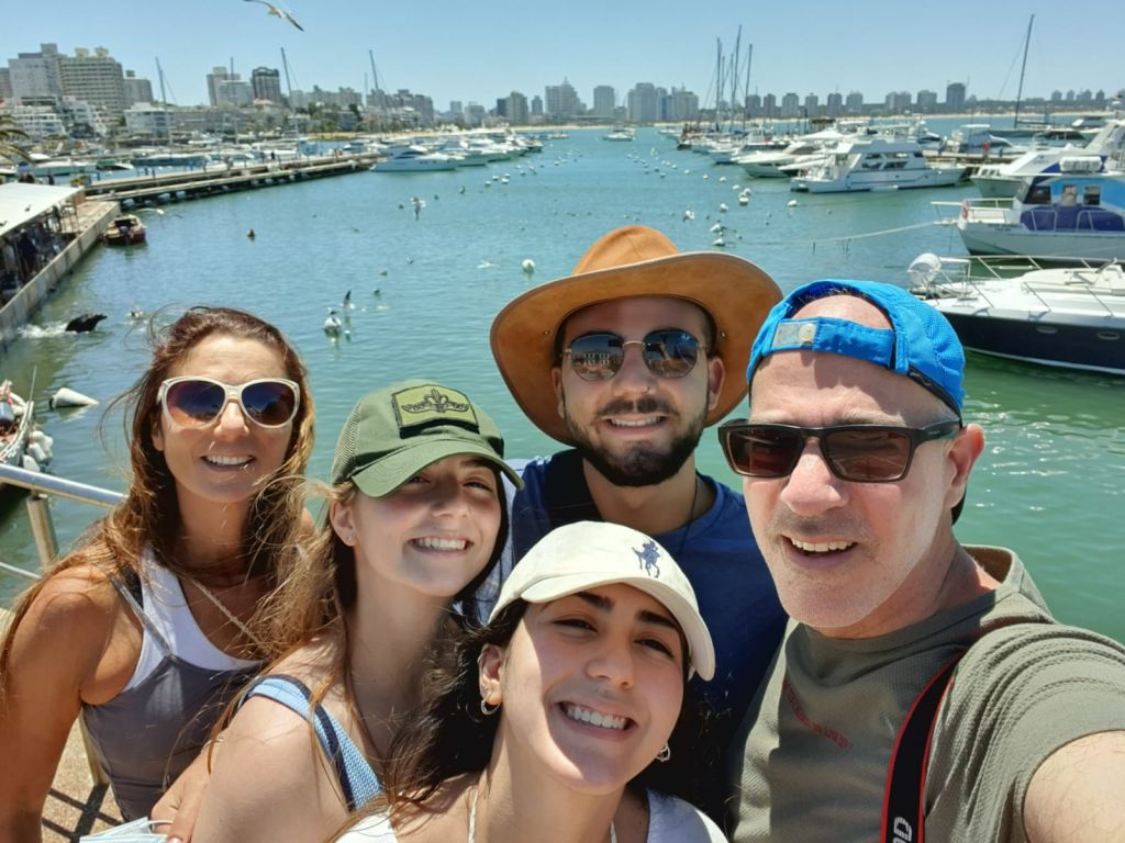 La familia enpleno, en recientes vacaciones, al venir los hijos mayores, Idan y Eden, a visitar Uruguay