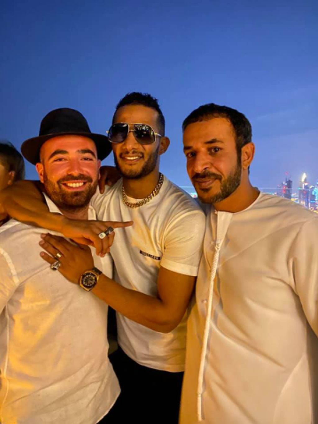 Mohamed Ramadan (al centro) junto al cantante israelí Omer Adam (izquierda) y la personalidad de los medios de comunicación emiratíes Hamad Al-Mazroui (derecha) en la página Facebook de la cancillería israelí «Israel habla árabe» (Facebook.com/IsraelArabic, 21 de noviembre, 2020)