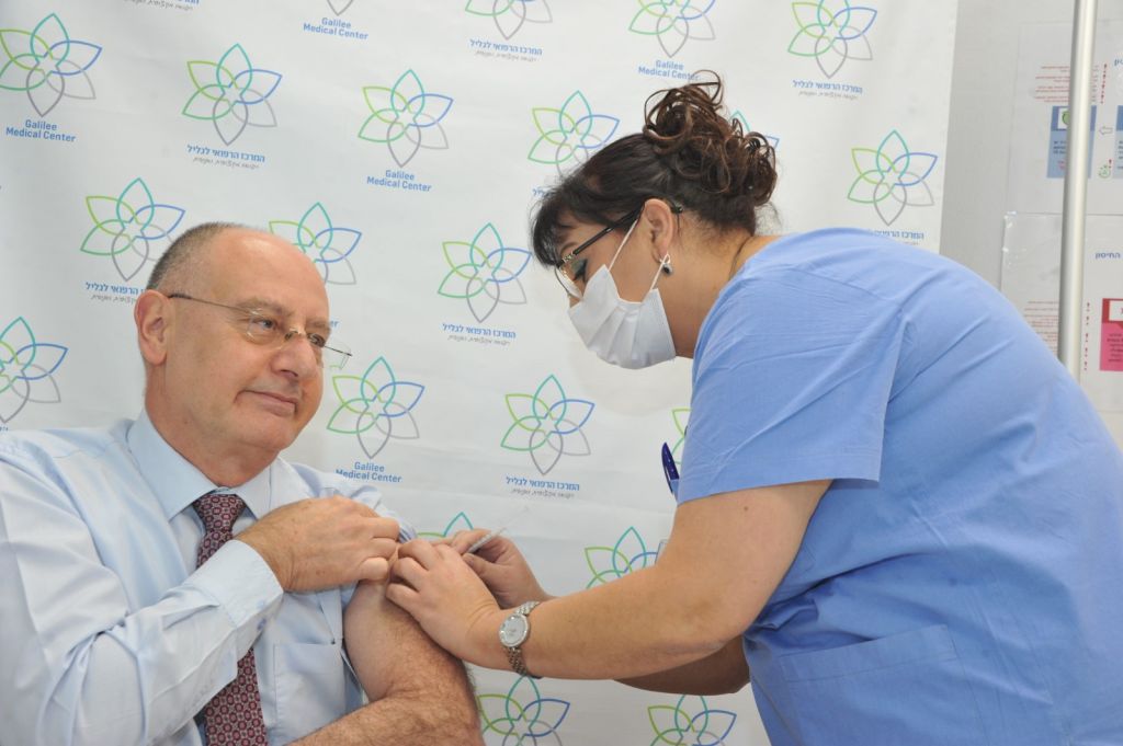 El Prof. Barhoum vacunándose (Foto: Roni Albert)