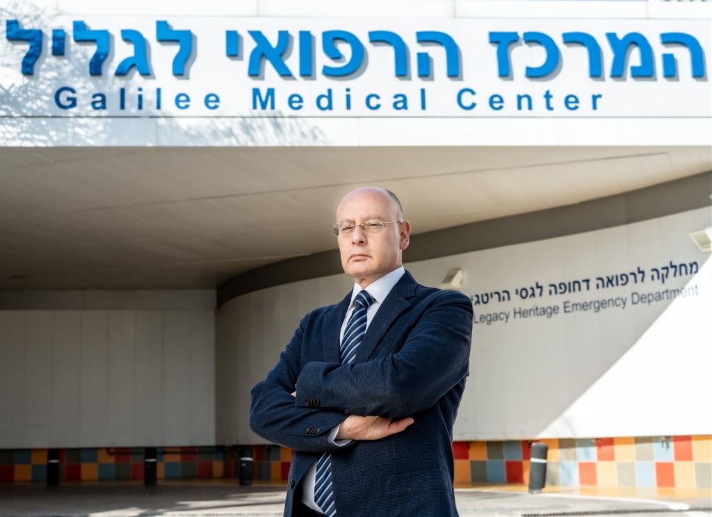 El Profesor Barhoum a la entrada de su hospital