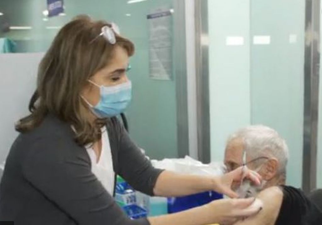 Yoram Lass vacunándose (Foto: Captura de pantalla de N12)