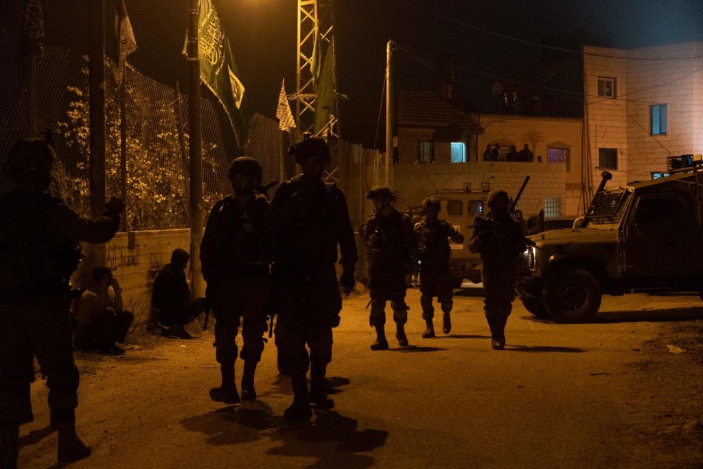 Soldados de Tzahal buscando a los responsables en la aldea Deir Nidham. Varios sospechosos fueron detenidos. (Foto: Dover Tzahal)