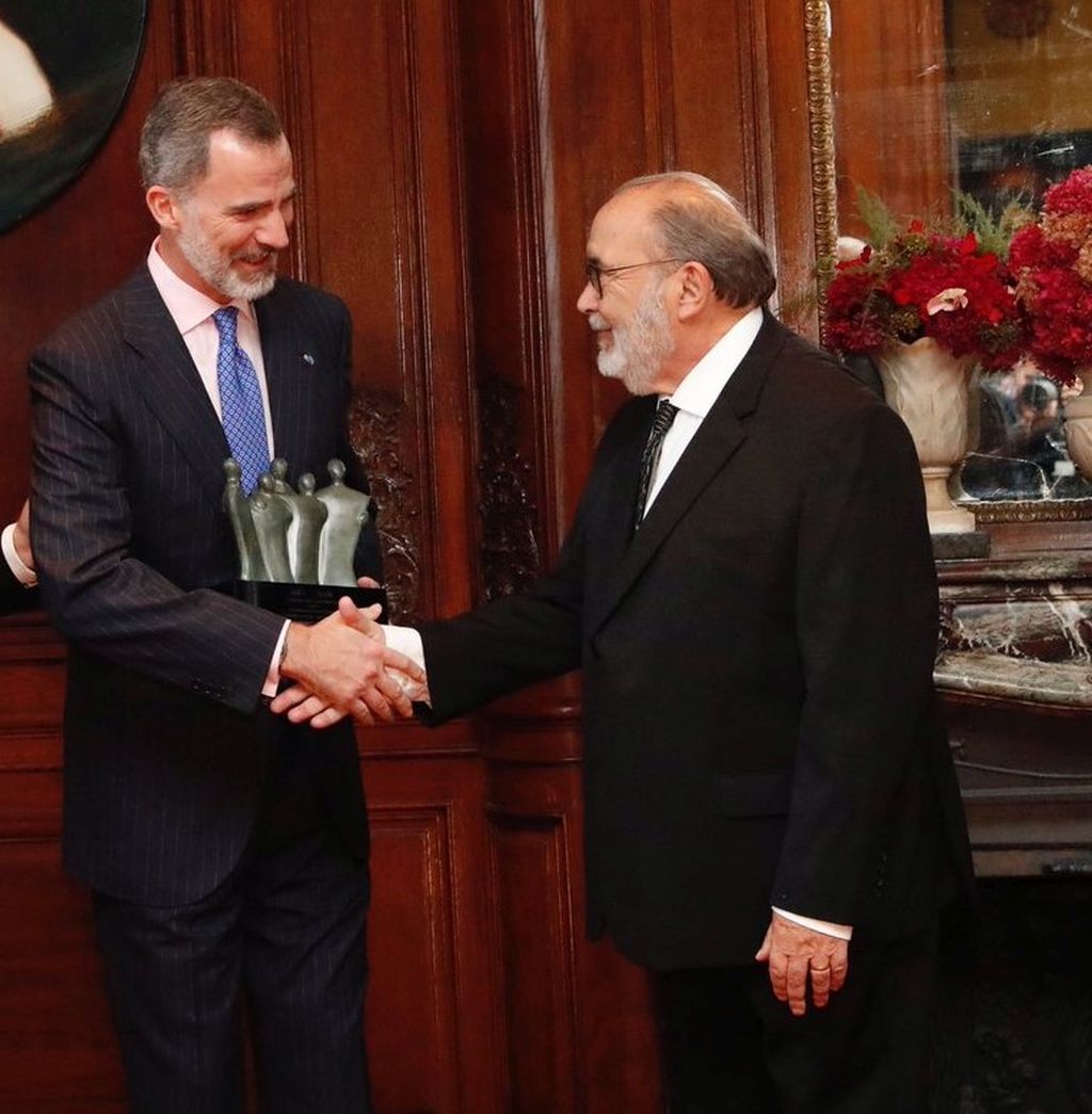 Saúl Gilvich con el Rey Felipe de España
