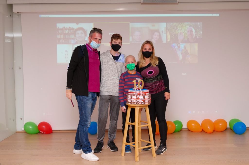 Itay y su familia en su cumpleaños