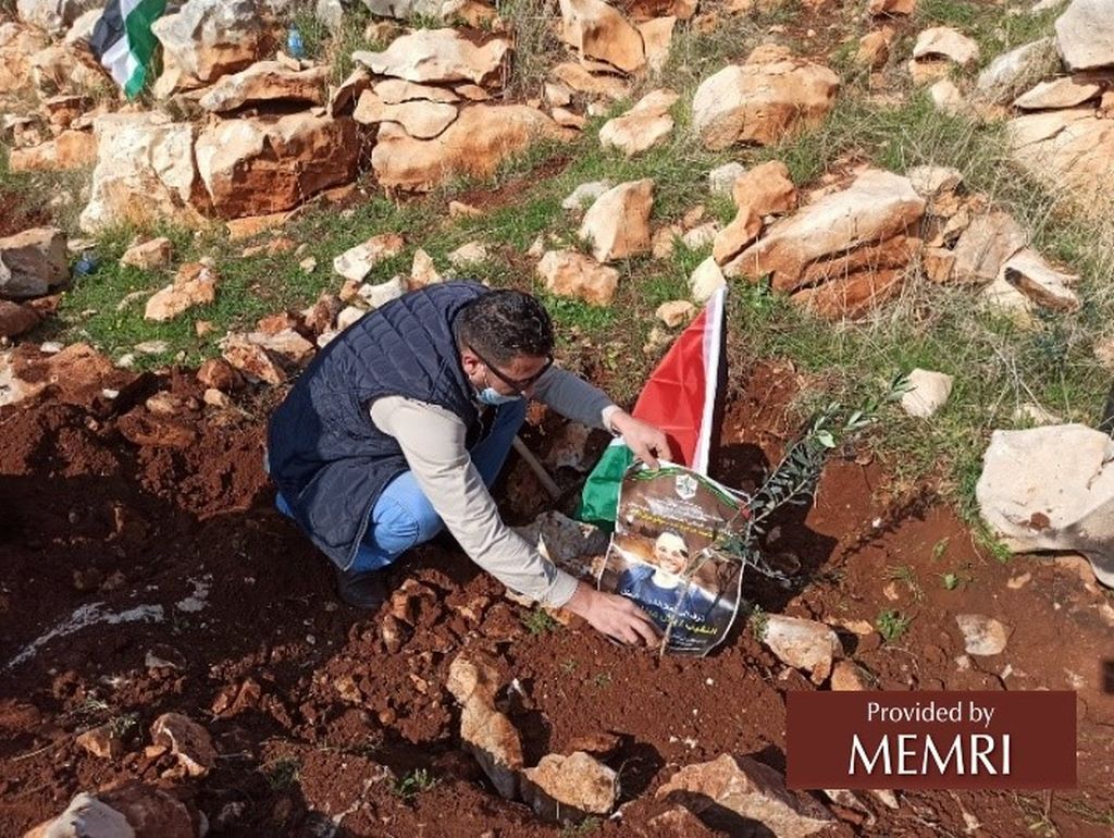 Plantando un árbol en memoria del terrorista Bilal ‘Adnan Rawajba